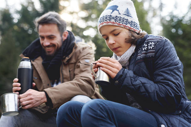 Teenager trinkt heißen Tee im Herbstwald  - Foto, Bild