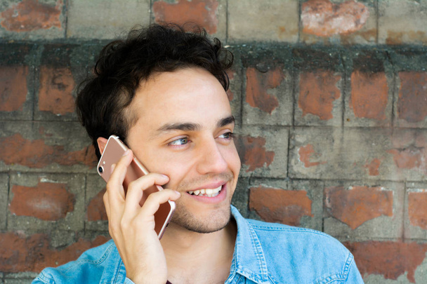 Latin man talking on the phone - Zdjęcie, obraz