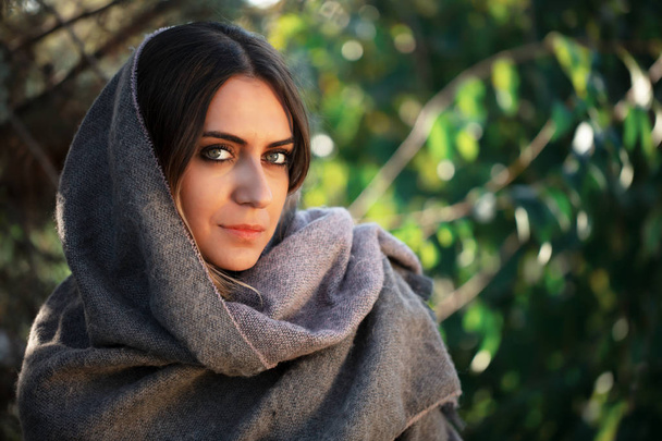 Orta Doğulu genç bir kadının portresi. - Fotoğraf, Görsel