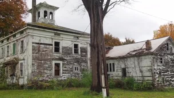 verlassenes Bauernhaus mit Eiche im ländlichen Onondaga County, New York - Filmmaterial, Video