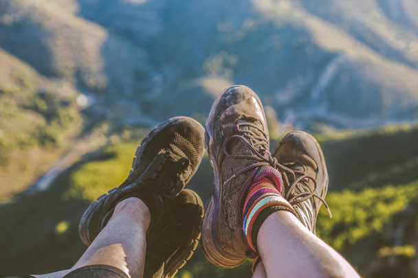 Duas mulheres de pés calçados usando tênis no pico da montanha
 - Foto, Imagem