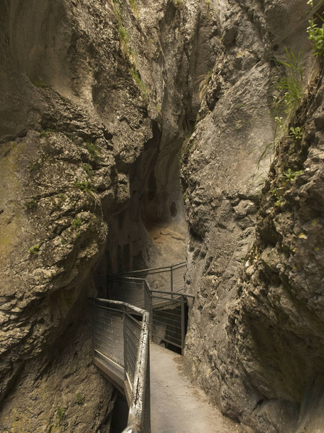 Entra entre las rocas de la Yecla
 - Foto, imagen
