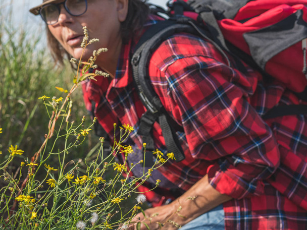 60 éves nő túrázás hátizsákkal Aktív életmód, trave - Fotó, kép