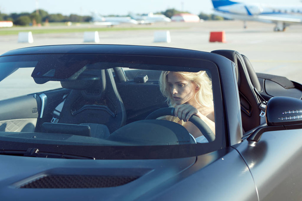 Fashion portrait of dreamy woman in the luxury car. No retouch. - Foto, afbeelding