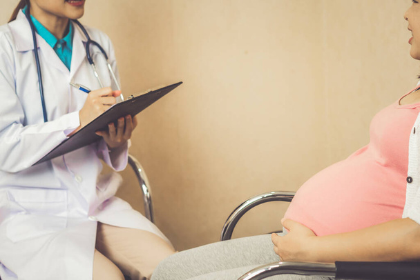 glücklich schwangere Frau besucht Frauenarzt Arzt im Krankenhaus oder medizinische Klinik für Schwangerschaftsberatung. - Foto, Bild