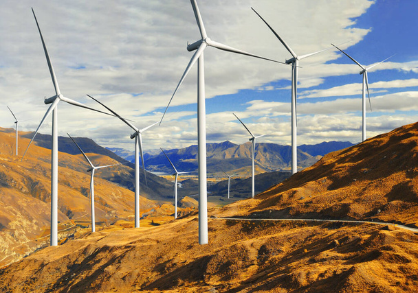 Větrná turbína v nádherné přírodě. - Fotografie, Obrázek