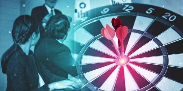Business Target cél a siker stratégia koncepció-piros DART nyíl ütő Center célt a Dart tábla üzleti dolgozók háttérben mutatja pontosság és a siker az üzleti cél. - Fotó, kép