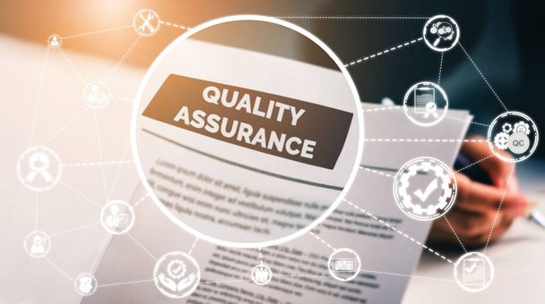 Quality Assurance and Quality Control Concept - Nowoczesny interfejs graficzny pokazujący certyfikowany standardowy proces, gwarancję produktu i technologię poprawy jakości dla zadowolenia klienta. - Zdjęcie, obraz