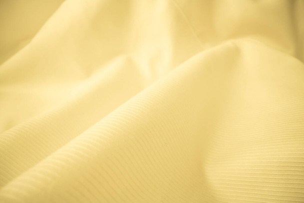 Textura de tela fluida brillante en macro shot. Material ondulado de tejido de seda limpio. Textil fondo abstracto
. - Foto, Imagen