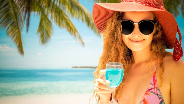 夏の休暇旅行のために熱帯の白砂のビーチ リゾートで水着を着て幸せな若い女. - 写真・画像