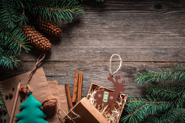 Рождественская зеленая рамка из елки на винтажной серой доске
  - Фото, изображение