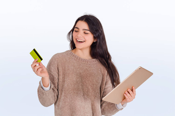 Woman with credit card and digital tablet. - Zdjęcie, obraz