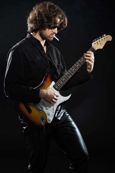 Psychedelischer Rockgitarrist mit langen braunen Haaren und Bart. Kleid - Foto, Bild