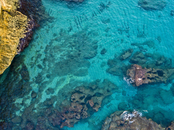 Vue aérienne des rochers dans la mer. Vue d'ensemble des fonds marins vus d'en haut, eau transparente. Les fonds marins. Pizzo Calabro, Calabre, Italie
 - Photo, image