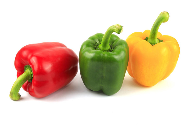 Fresh Green, yellow, red bell pepper. Sweet pepper. Giant pepper. Isolate on white background. Save with clipping path. - Foto, afbeelding