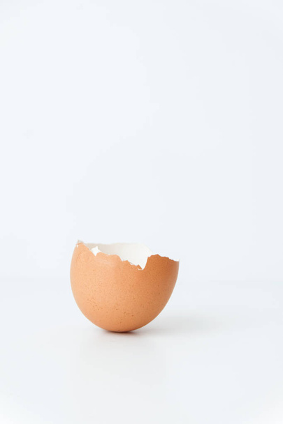 uovo marrone mezzo rotto isolato su sfondo bianco
 - Foto, immagini