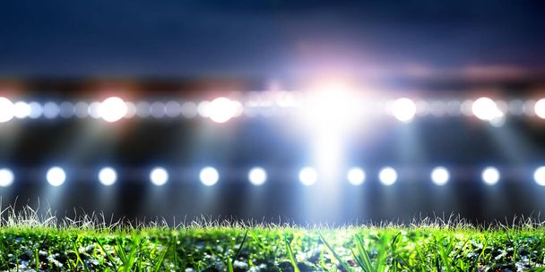 Άδειο νυχτερινό γήπεδο ποδοσφαίρου στα φώτα - Φωτογραφία, εικόνα