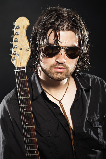 Guitarrista de rock con pelo castaño largo y barba y gafas de sol dre
 - Foto, Imagen