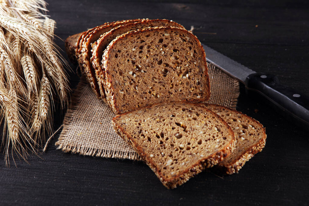 čerstvě upečený chléb na dřevěné desce. biologicky odřezaný organický chléb - Fotografie, Obrázek