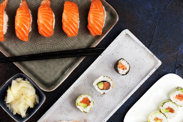 primer plano de sushi sashimi con palillos y soja - sushi ro
 - Foto, imagen
