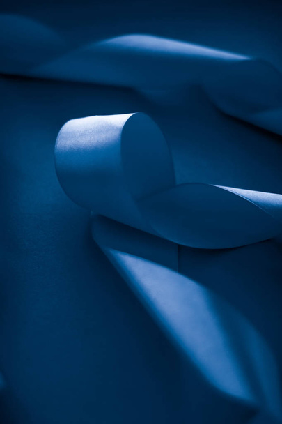 Abstraktní hedvábná stuha na královsky modrém pozadí, exkluzivní luxus  - Fotografie, Obrázek