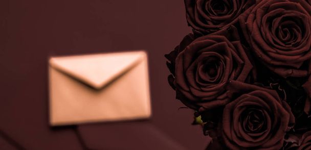 Love letter and flowers delivery on Valentines Day, πολυτελές bouqu - Φωτογραφία, εικόνα