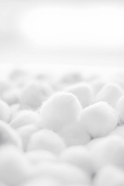 Органические хлопчатобумажные шарики фон для утренней рутины, спа-косметов
 - Фото, изображение