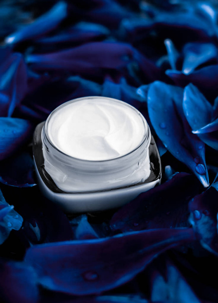 Luxe gezichtscrème moisturizer voor gezichtshuid op blauwe bloem bac - Foto, afbeelding
