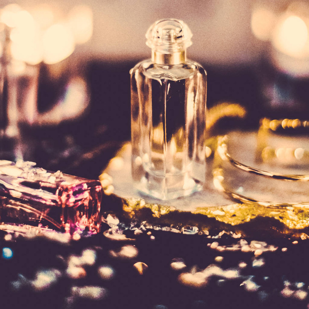 Parfümflaschen und Vintage-Duft in der Nacht, Aroma-Duft, fra - Foto, Bild