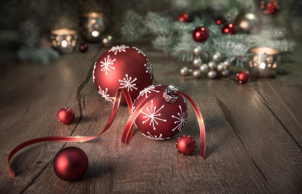 Рождественское оформление в белом и красном на деревянном столе
 - Фото, изображение