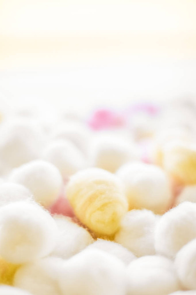 Fondo de bolas de algodón orgánico para la rutina de la mañana, spa cosmeti
 - Foto, imagen