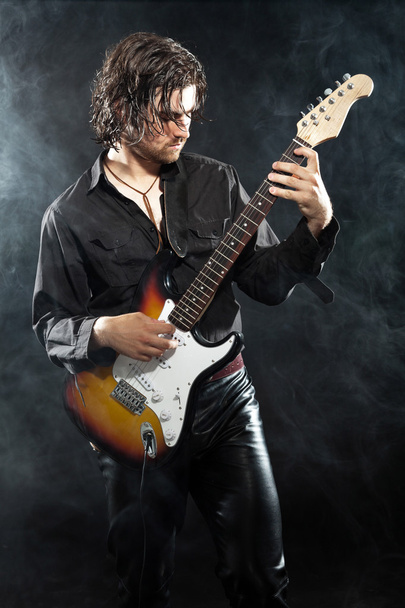 Психоделічний рок-гітарист з довгим коричневим волоссям і бородою. плаття
 - Фото, зображення