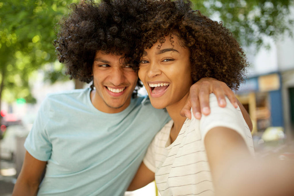 Gros plan portrait de heureux jeune couple afro-américain souriant ensemble
 - Photo, image