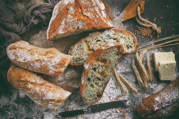 Prodotti del pane in tavola in composizione
  - Foto, immagini