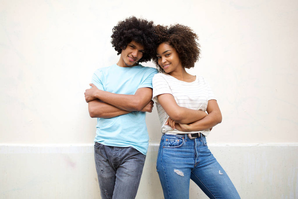 Portrait de cool jeune couple afro-américain debout sur fond blanc avec les bras croisés
 - Photo, image
