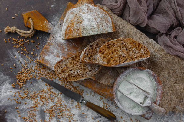 Προϊόντα ψωμιού στο τραπέζι σε σύνθεση  - Φωτογραφία, εικόνα