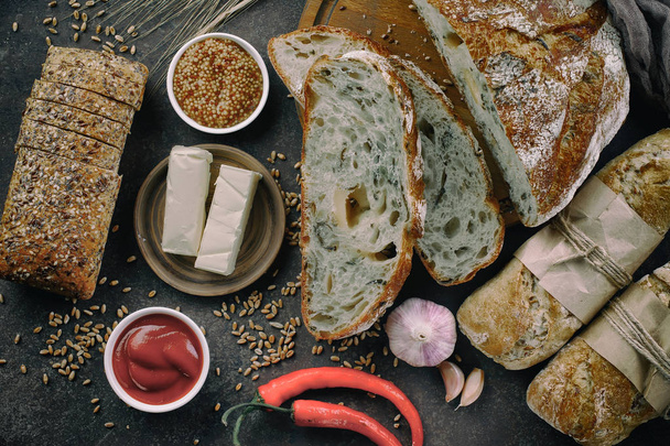 Хлібні вироби на столі в композиції
  - Фото, зображення