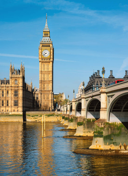 Вестминстерский мост в Лондоне, вид на Лондон и Биг-Бен
 - Фото, изображение