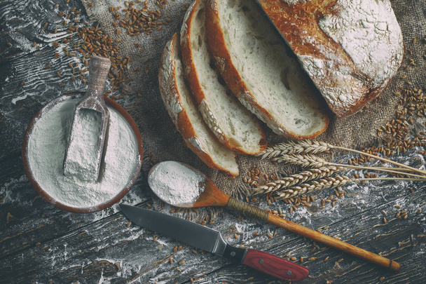 Broodproducten op tafel in samenstelling  - Foto, afbeelding