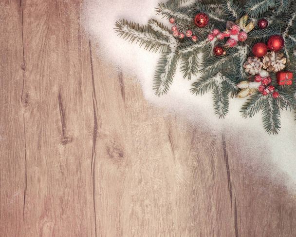 Рождественский фон с украшенными ветками елки на снегу
 - Фото, изображение