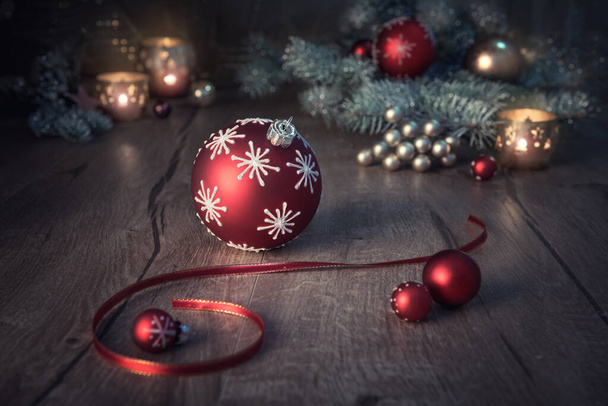Weihnachtsgesteck in rot und grün auf Holztisch - Foto, Bild