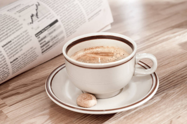 Café et journal du matin
  - Photo, image