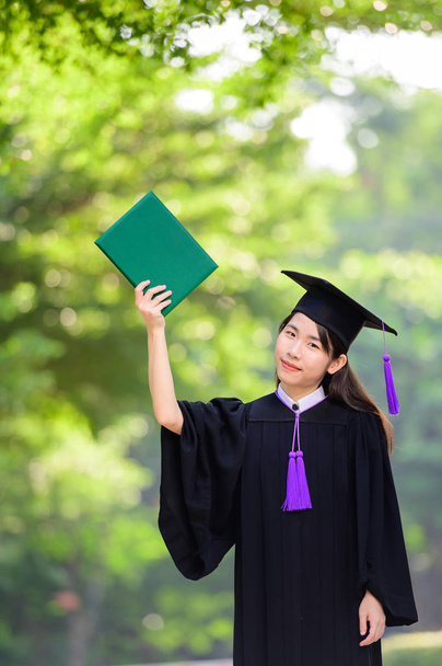 asiatico femmina in piedi con diploma
 - Foto, immagini