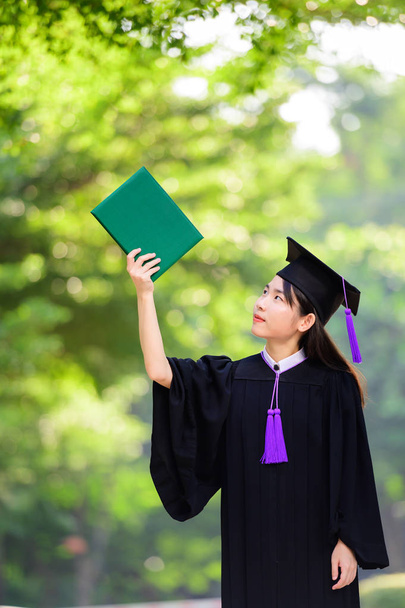 ziemlich asiatische Frau halten Diplome - Foto, Bild