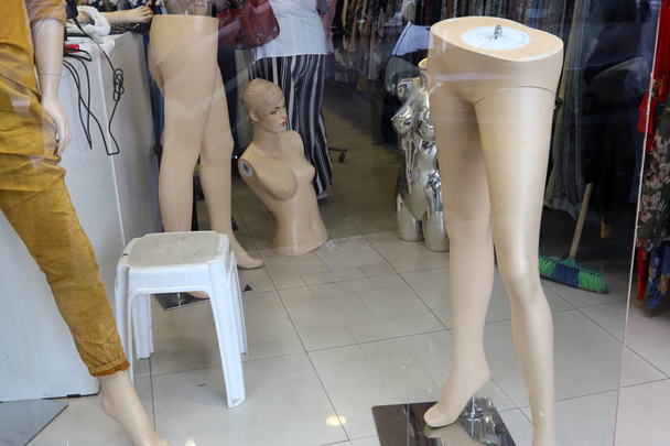 イスラエル北部の大都市にあるお店の窓にマネキンが立っています - 写真・画像