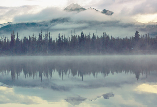 Serene beautiful lake in morning mountains, Oregon, USA. - Photo, Image
