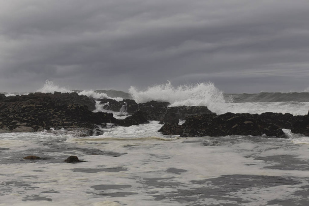 Drsné moře na skalnatém pobřeží - Fotografie, Obrázek