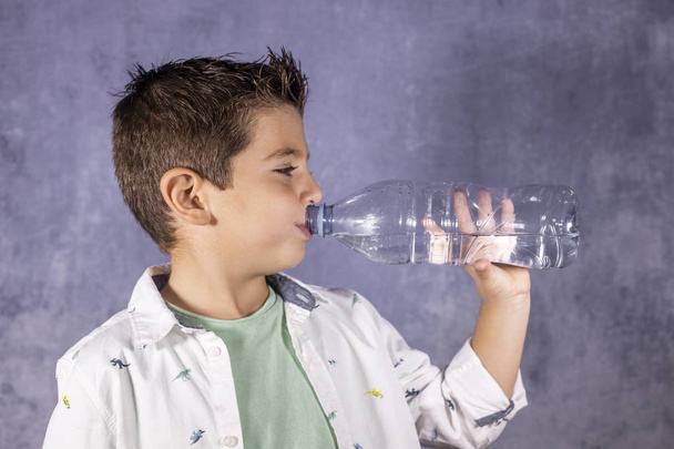 Roztomilé malé dítě pití vody z láhve - Fotografie, Obrázek