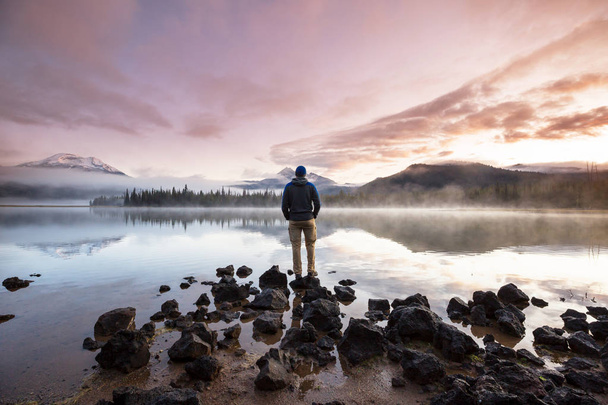 Oregon, ABD 'de sabah dağlarında sakin ve güzel bir göl.. - Fotoğraf, Görsel