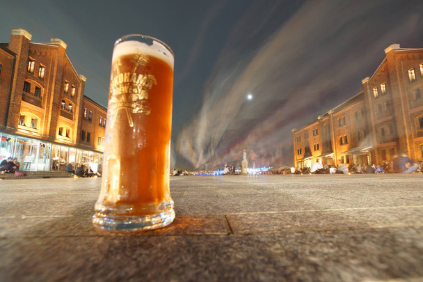 Bier van het beeld om buiten te drinken - Foto, afbeelding
